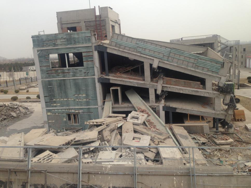 探秘国家地震紧急救援训练基地 记者亲身体验"逃出生天"