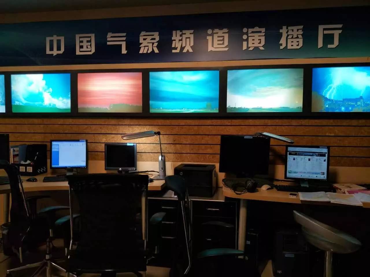 比本领 体验得很过瘾后,现在我们去一楼气象频道演播室.
