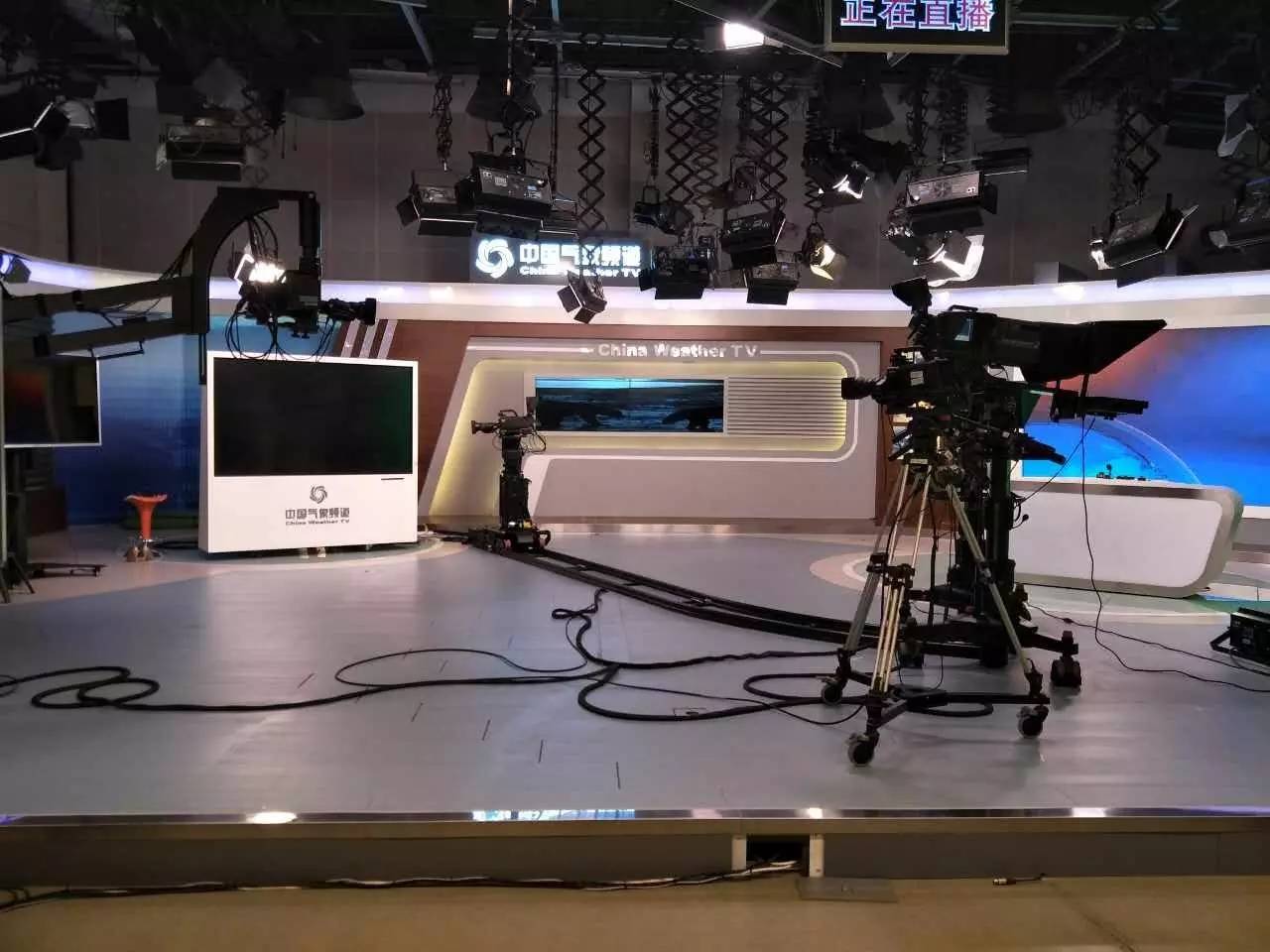 比本领 体验得很过瘾后,现在我们去一楼气象频道演播室.