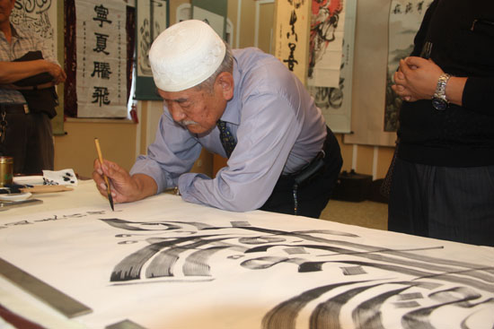 中国著名阿文书法家李文彩在创作.