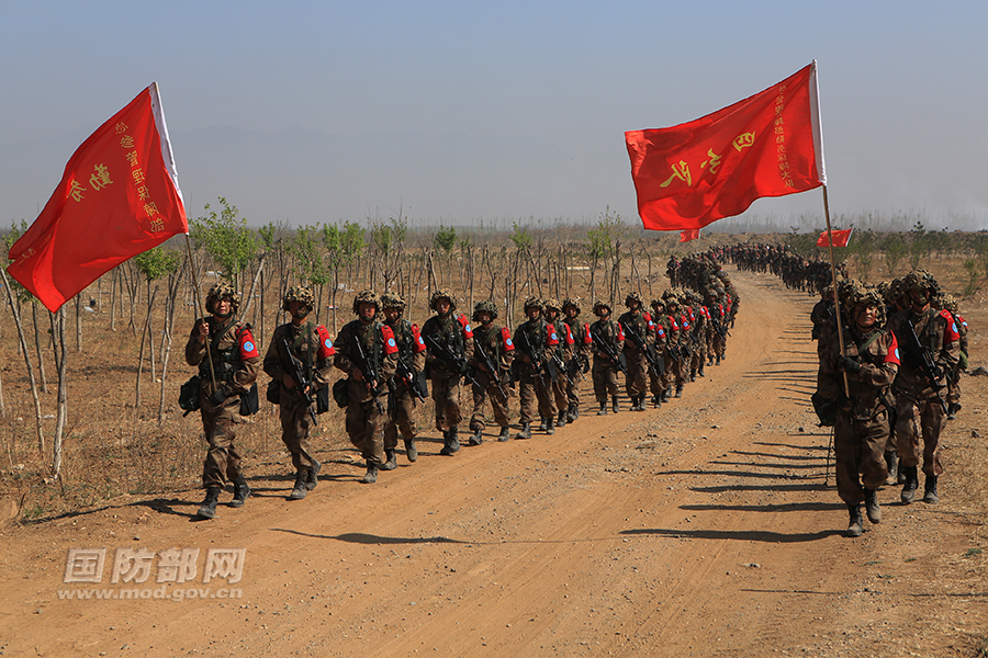 解放军开展红蓝对抗演习 现吹冲锋号画面