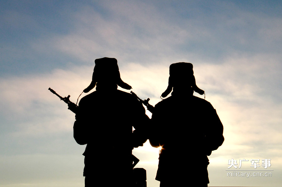 零下40℃!解放军边防某团一连官兵去巡逻