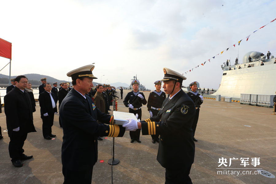 中国海军新一代导弹护卫舰湘潭舰入列