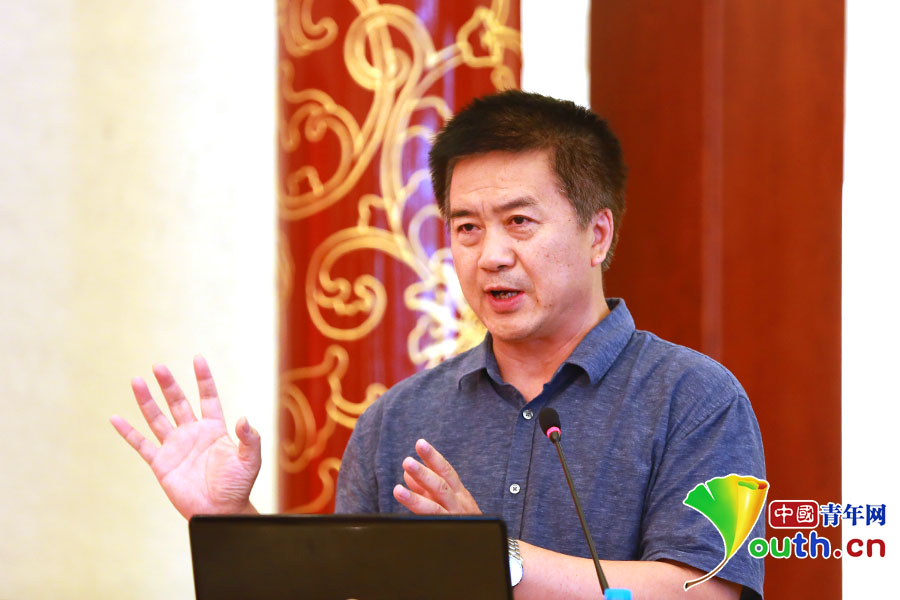 中央党校党建部主任张志明在恳谈会中发表主题演讲. 冯世光 摄