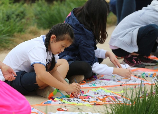 现场创作风筝diy.图/王红强