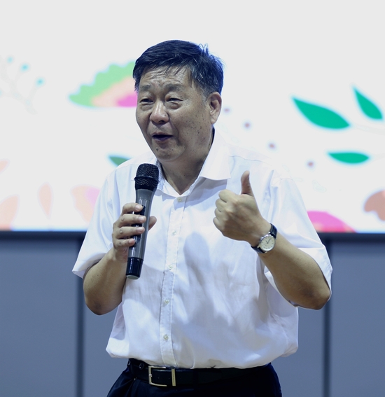 北京市西城区师范学校附属小学校长李庆元