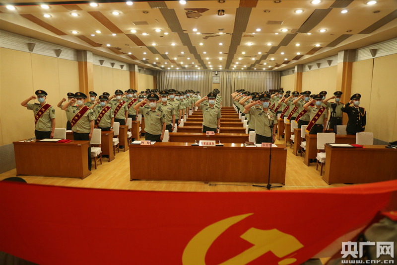 武警石家庄支队:党旗下宣誓迎"八一"_央广网