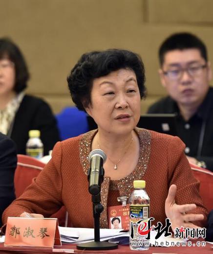 郭淑芹代表在审议报告.记者 孟宇光摄