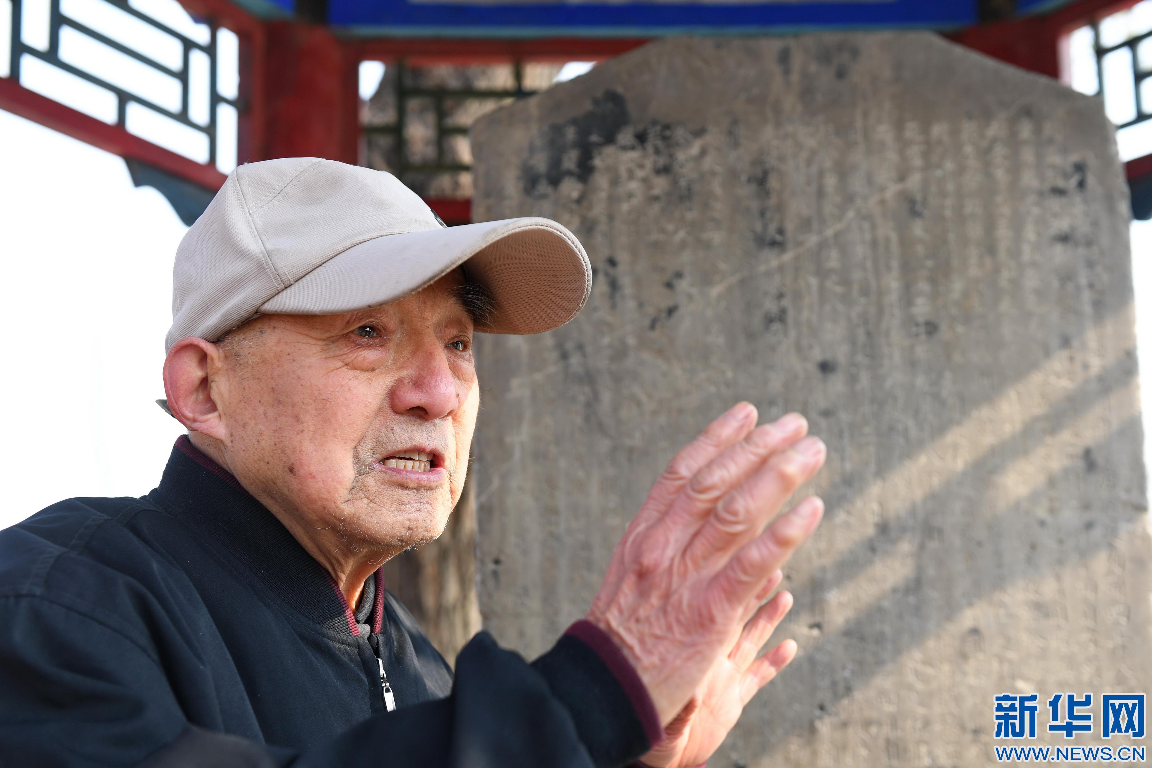 河北耄耋老人义务守护无名烈士墓33载