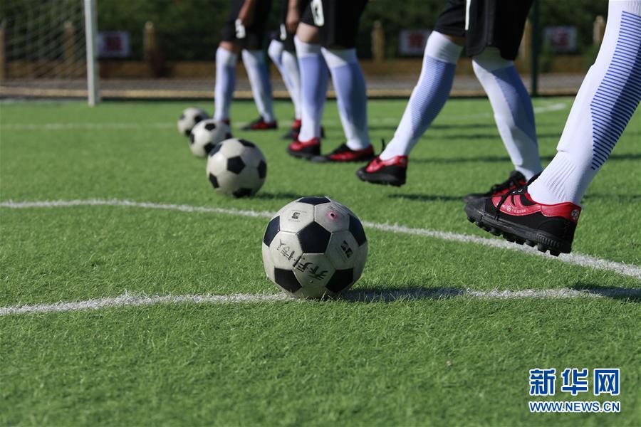 5月27日,校园足球队的队员在进行传球训练.新华社发(刘满仓 摄)