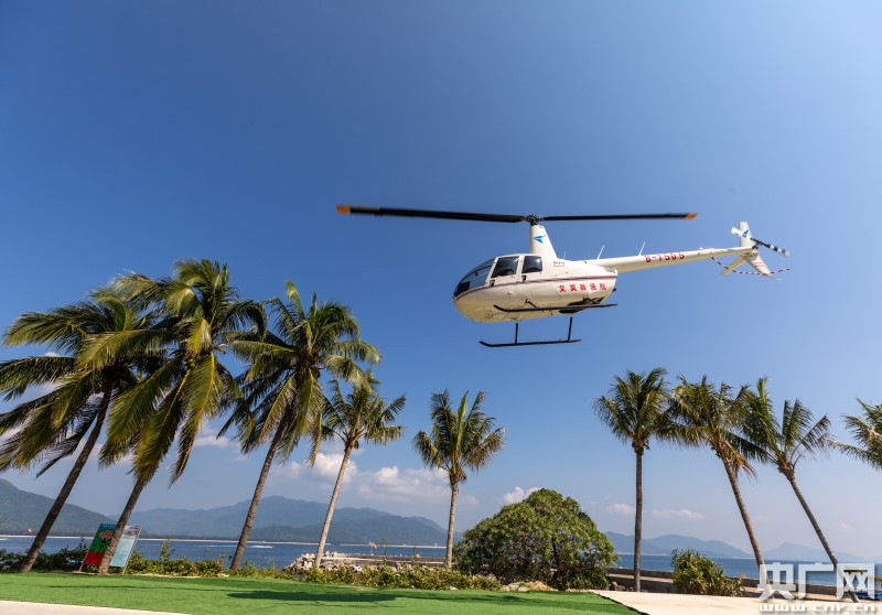 假日期间 海南分界洲岛直升机低空观光游受青睐