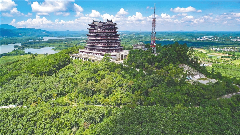 近日,在儋州市儋阳楼森林公园,蓝天,白云,青山,绿植等构成一幅美丽