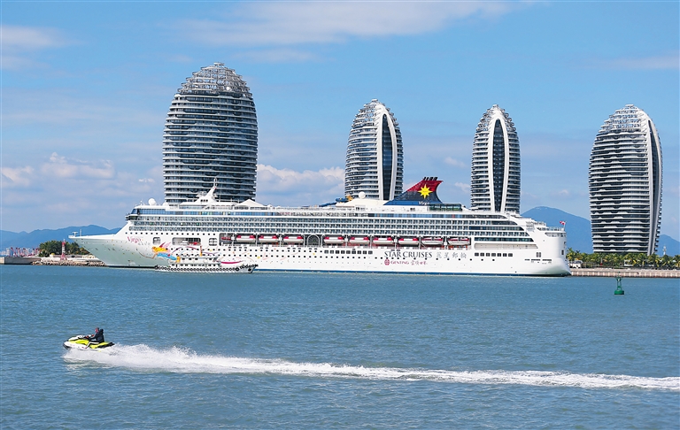 12月12日,三亚凤凰岛国际邮轮港,"处女星号"邮轮再次搭载近700名