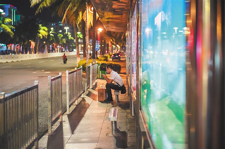 夜1线的站台,夜归乘客在等车. 海南日报记者 袁琛 摄