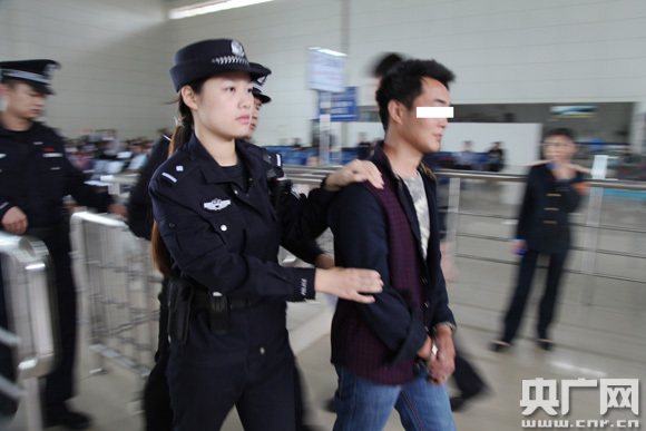 武汉铁路公安局2016年抓获公安部上网逃犯1986人