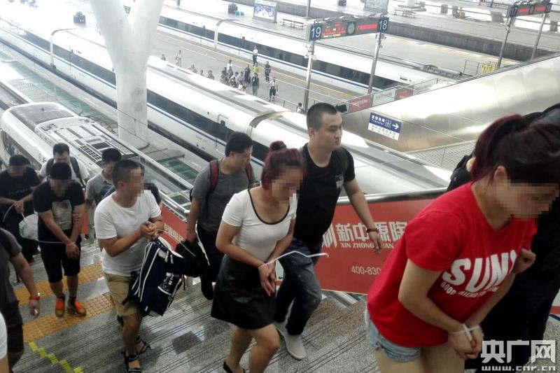 武汉警方破获特大跨省"酒托"案 网上"美女"竟是赤膊大汉