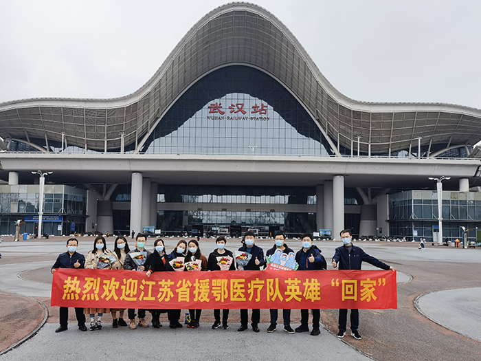 图为:3月12日,江苏援鄂医疗队医护人员在武汉站合影.