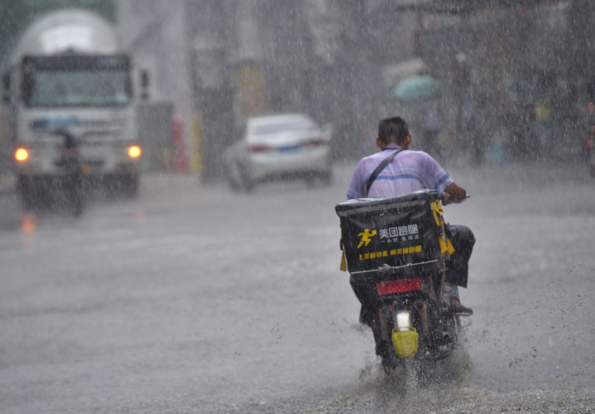 暴雨倾盆,行人躲避不及