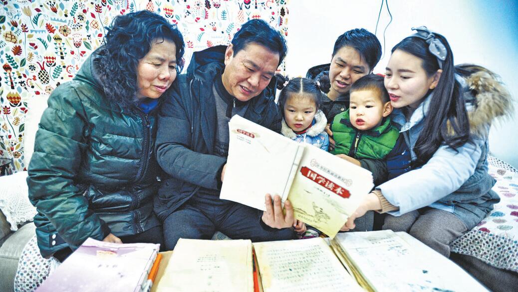 在江岸区谌家矶社区,退休教师涂开祥,赵守润夫妇40多年来博览群书