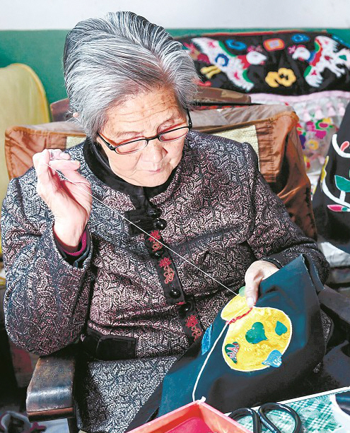 耄耋绣娘与阳新布贴飞针走线70年粘花技艺传后人
