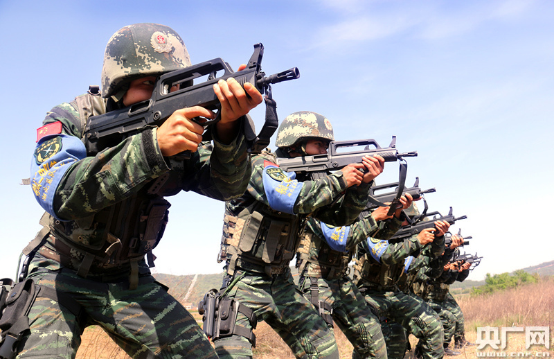 武警湖北总队机动支队特战大队在进行步枪限时快速射击 央广网发 通讯
