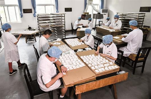 图为"黑膏药"正在紧锣密鼓地制作中