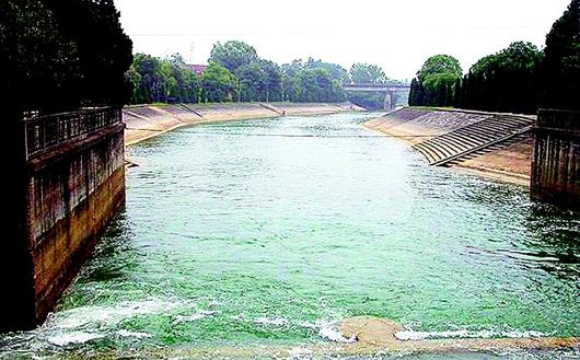 图为:漳河水库开闸放水.(资料图片)