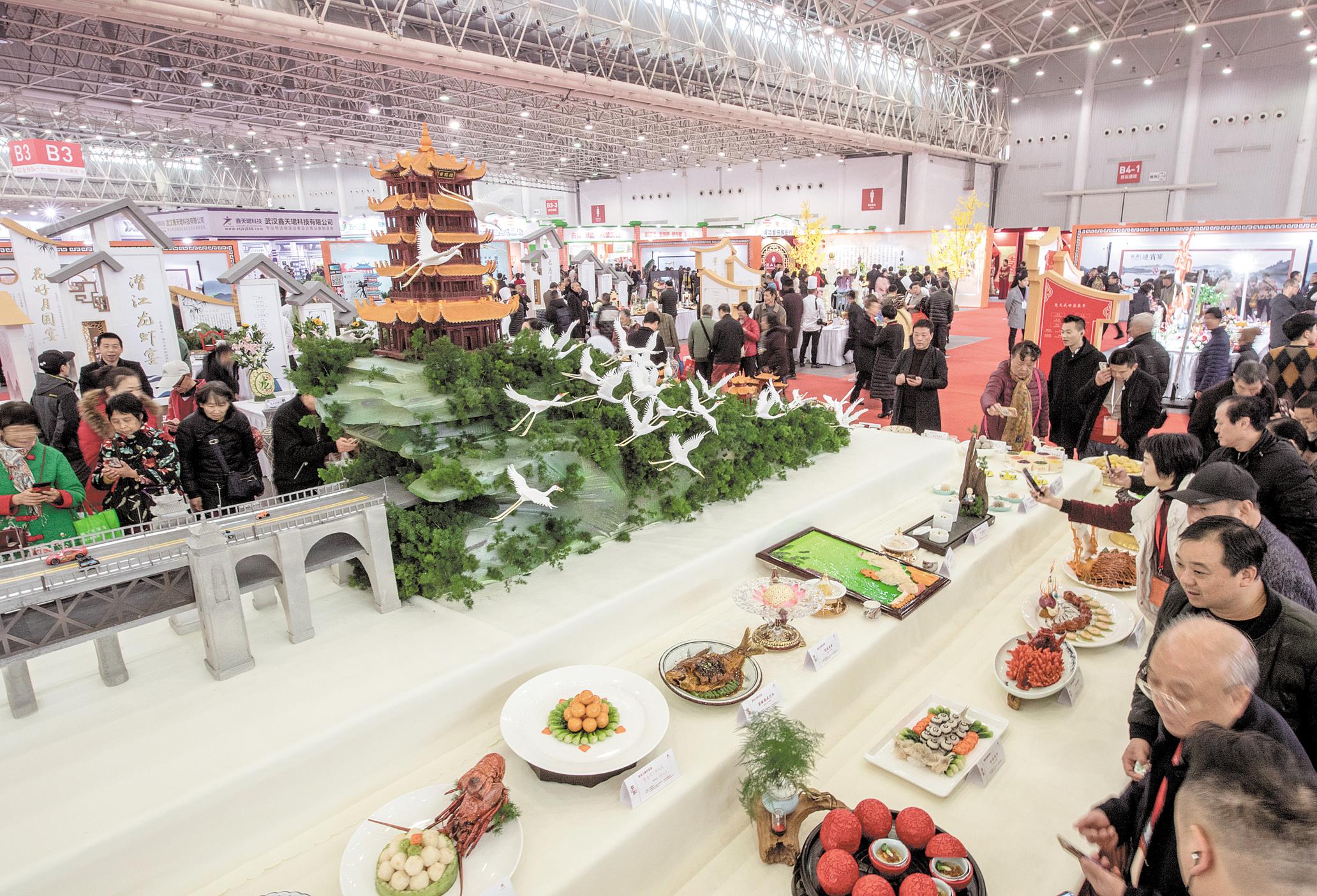 江城两大美食盛宴首日吸引5万市民