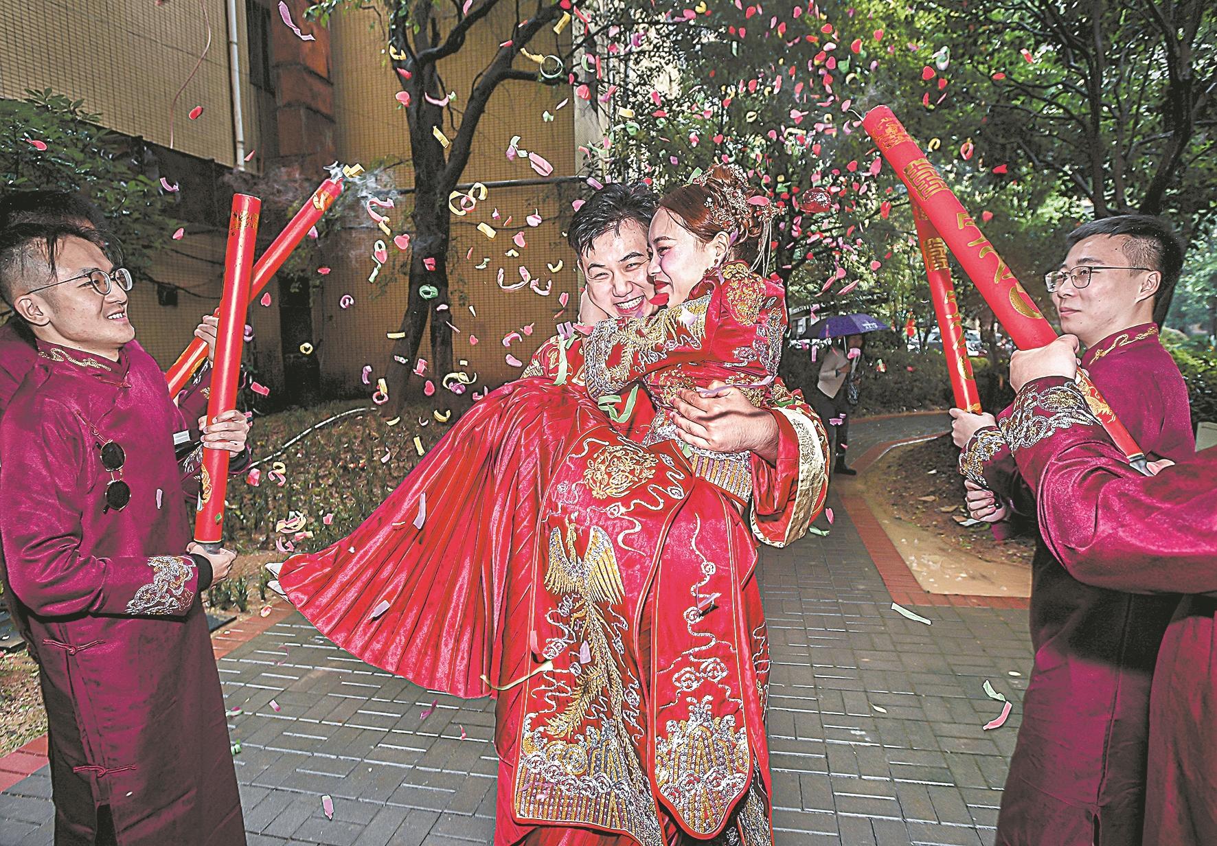 10月4日,在光谷举行的一场中式婚礼上,新郎兴奋地抱起新娘