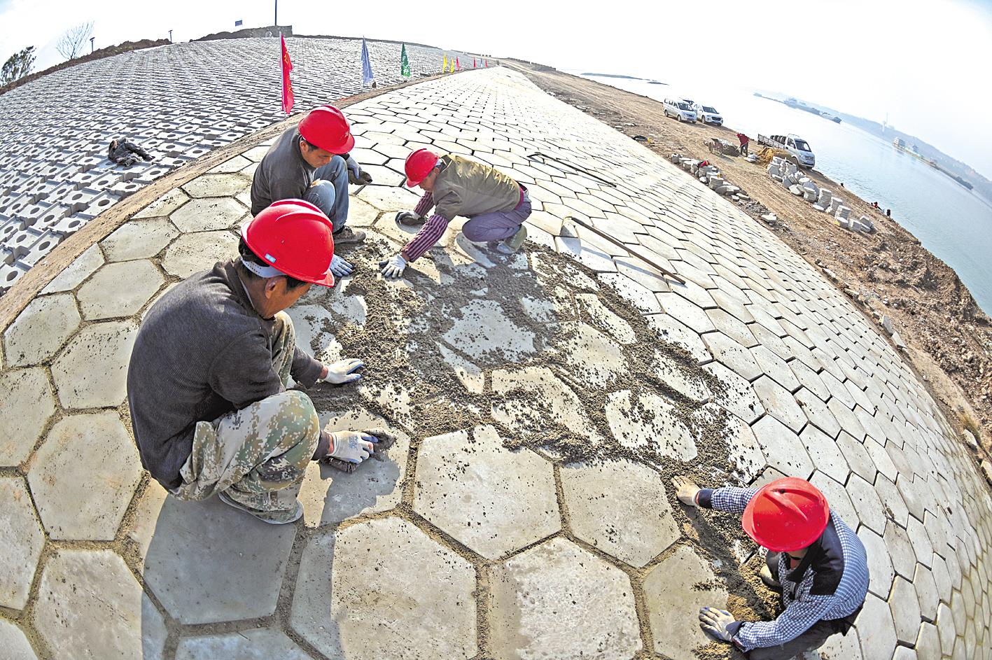 冬季抢修长江护坡