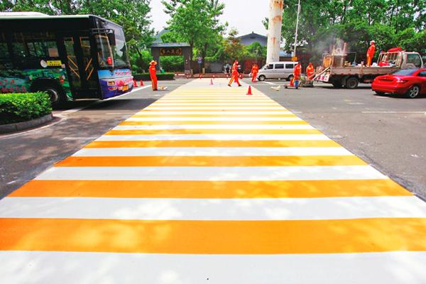 宜昌街头现彩色斑马线 醒目又美观引市民赞赏