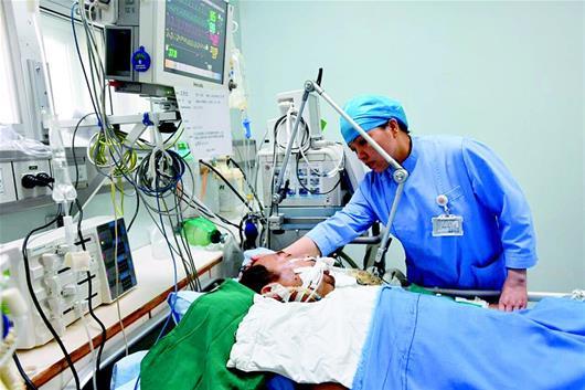图为:王更生在重症监护室昏迷不醒