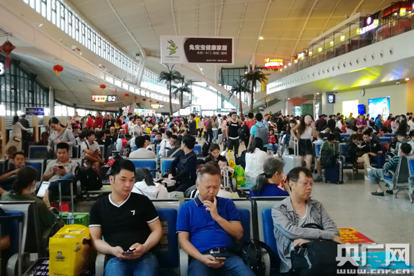 图为:武汉站候车室候车的旅客