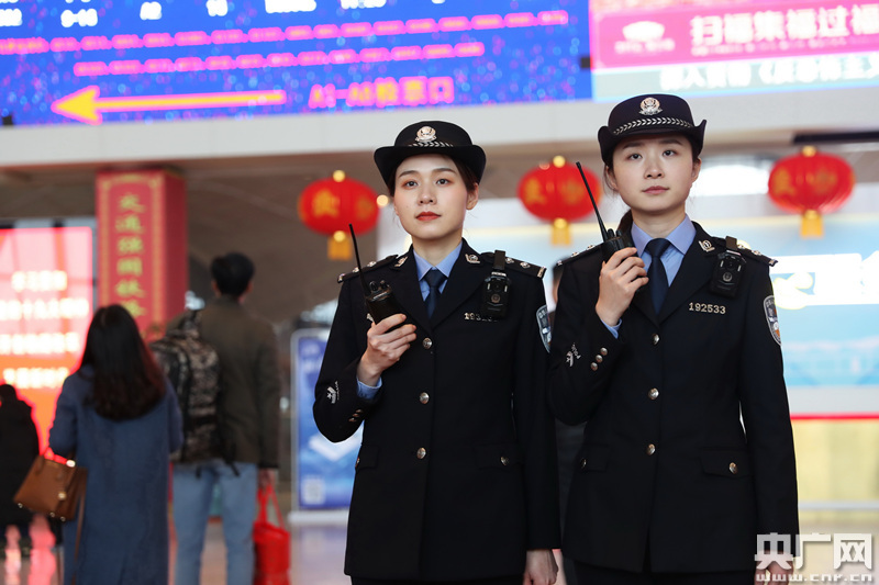 2月15日,大年三十,武汉火车站,武汉铁路民警袁婧和帅敏在进站口值守.