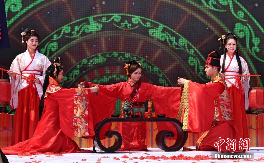 湖北当阳上演汉服婚礼秀 弘扬传统婚俗文化(图)