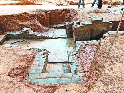老人挖鱼塘挖出青砖 1400年前南朝古墓重见天日