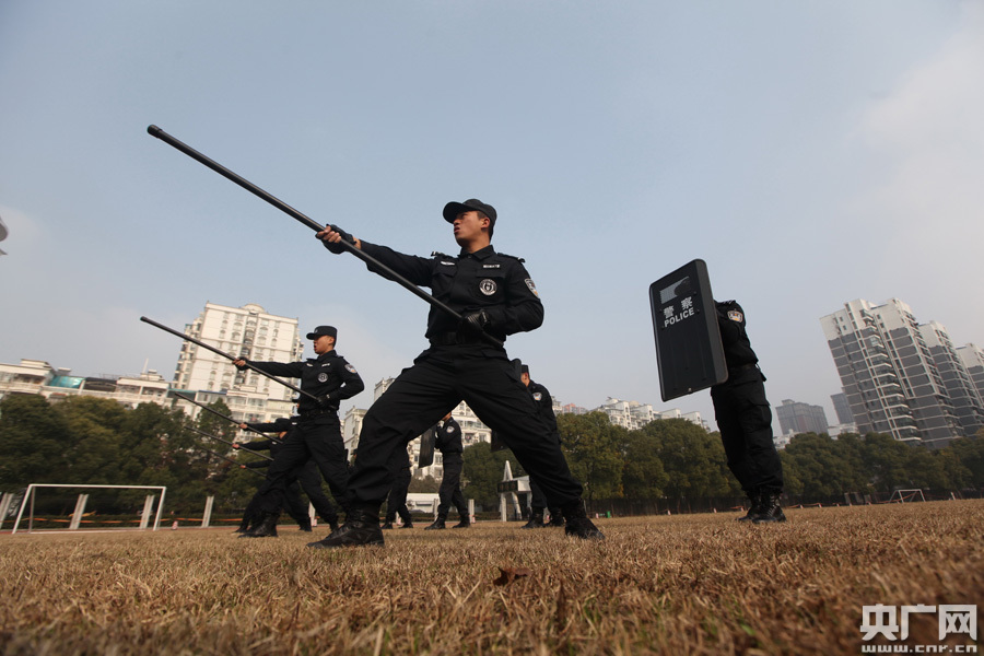 日前,武汉铁路公安处特警支队强化日常训练苦练精兵,进行了战术队形