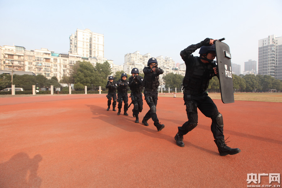 日前,武汉铁路公安处特警支队强化日常训练苦练精兵,进行了战术队形