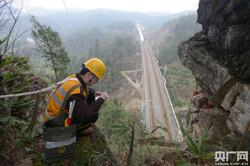 春运铁路故事:探访宜万线上的"守石哥"