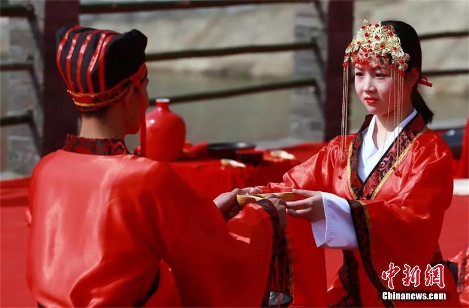 湖北襄阳举行汉式婚礼 99对新人行执手礼