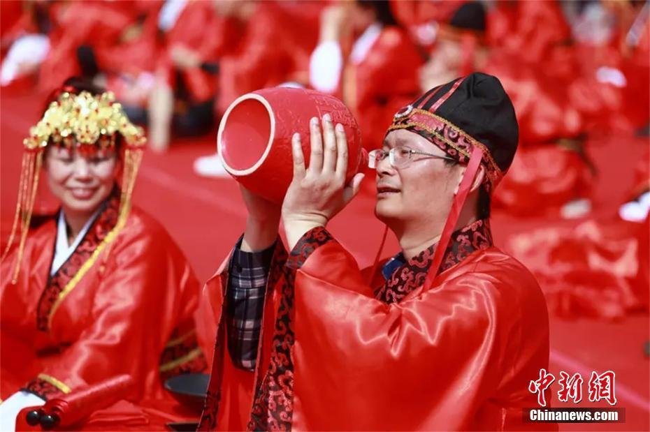 湖北襄阳举行汉式婚礼 99对新人行执手礼