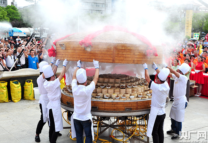 "神州第一笼"湖北天门开笼 一次蒸1098个菜供万人品尝