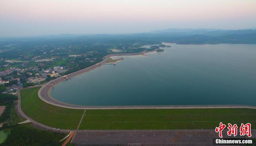 全长8968米的洈水大坝是一座巍然耸立的水上长城.周星亮 摄