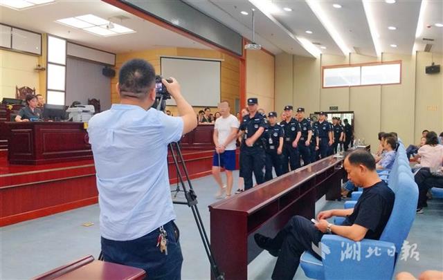 武汉涉黑房东非法获利逾千万 一审被判刑十九年