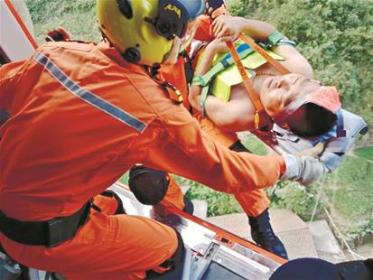 担架怎么固定男子摔伤被困巴东深山 直升机悬空索降救援_https://www.jmylbn.com_新闻资讯_第1张