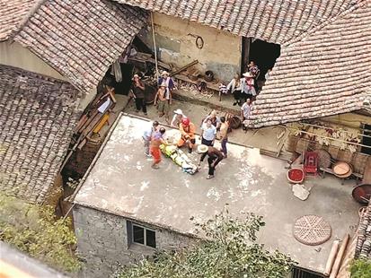 担架怎么固定男子摔伤被困巴东深山 直升机悬空索降救援_https://www.jmylbn.com_新闻资讯_第2张