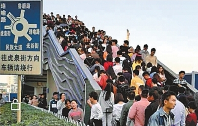 民族大道天桥行人排队通过 相关单位:无桥梁安全问题将加强疏导