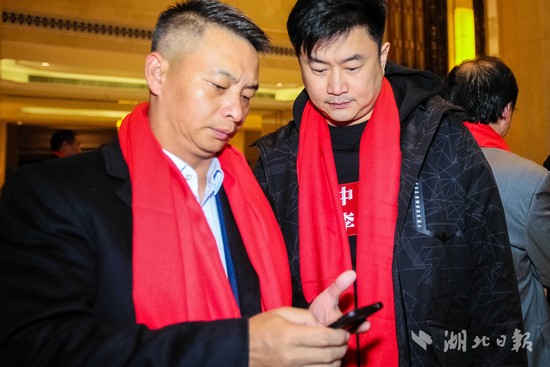 黄力平(右),男子体操世界冠军.