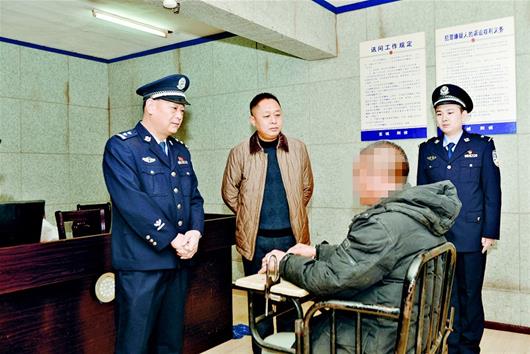 图为犯罪嫌疑人李军接受审讯