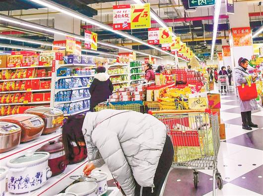 图为:昨日,鲁巷广场超市双12促销吸引了大量消费者